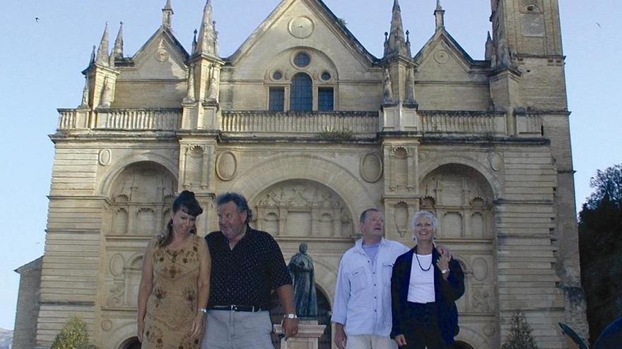 Dos parejas de turistas visitan la Colegiata de Santa María de Antequera.