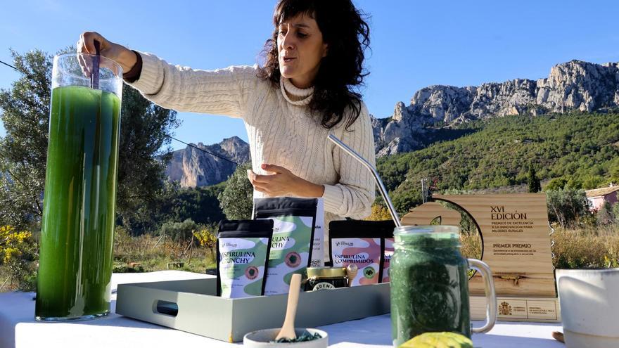 Inés Carballo remueve un recipiente con espirulina en el lugar en el que la produce, justo en las faldas de la imponente Sierra de Aitana.