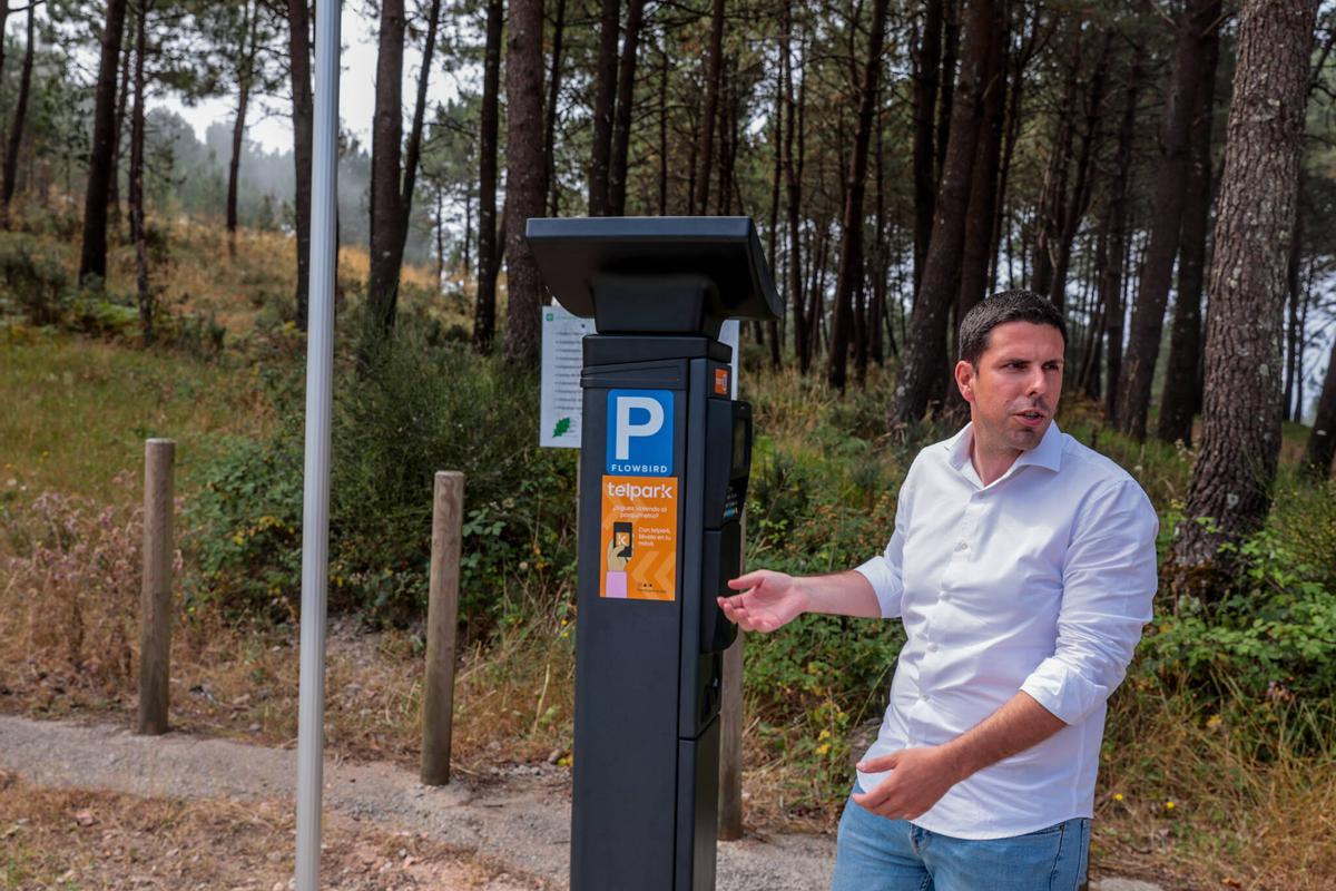 Luis Arosa, alcalde de A Illa, explica el funcionamiento de los parquímetros.