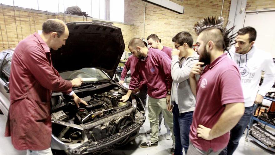 Alumnos de un ciclo de FP de Automoción en el IES La Marxadella de Torrent.