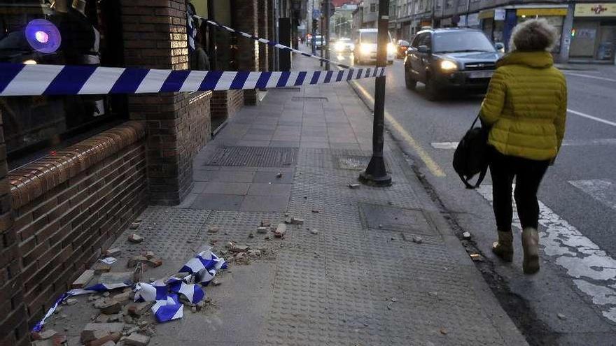 La acera precintada en la calle Teodoro Cuesta, justo frente al cine Esperanza.