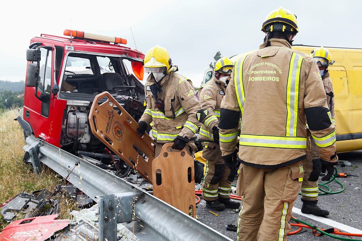 Un accidente en la vía rápida de O Salnés se salda con una persona muerta y un herido grave