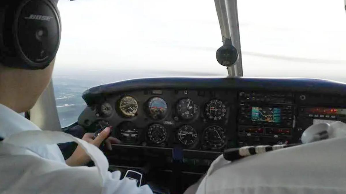 Muere un instructor y el piloto sigue el vuelo al pensar que era una broma