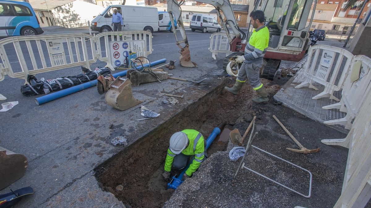 Operarios en una avería de la red de agua.