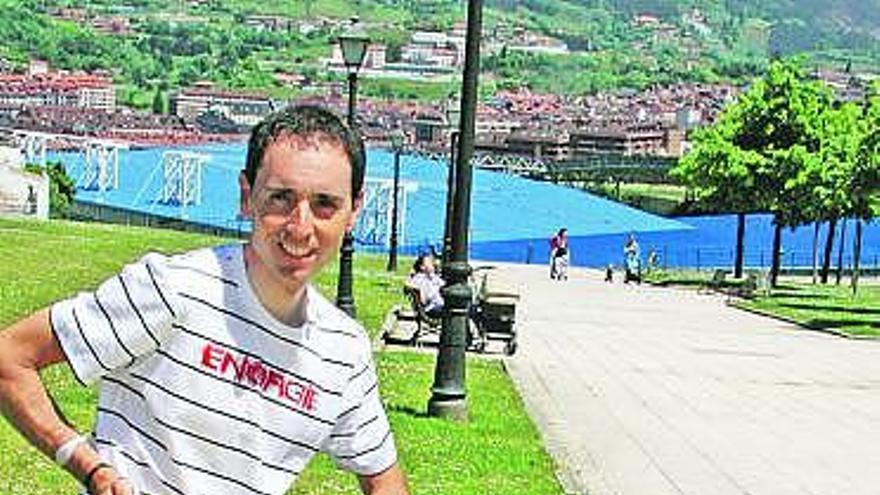 Santi Pérez, en Oviedo, con el maillot de líder y de la montaña en Portugal.