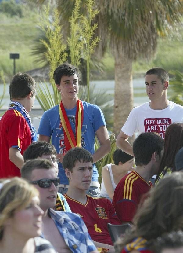 La afición zaragozana apoya a España en su debut en Las Playas