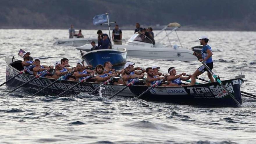 La trainera de Tirán Pereira durante la regata de ayer en aguas de Bermeo. // Juan Lazkano/Deia