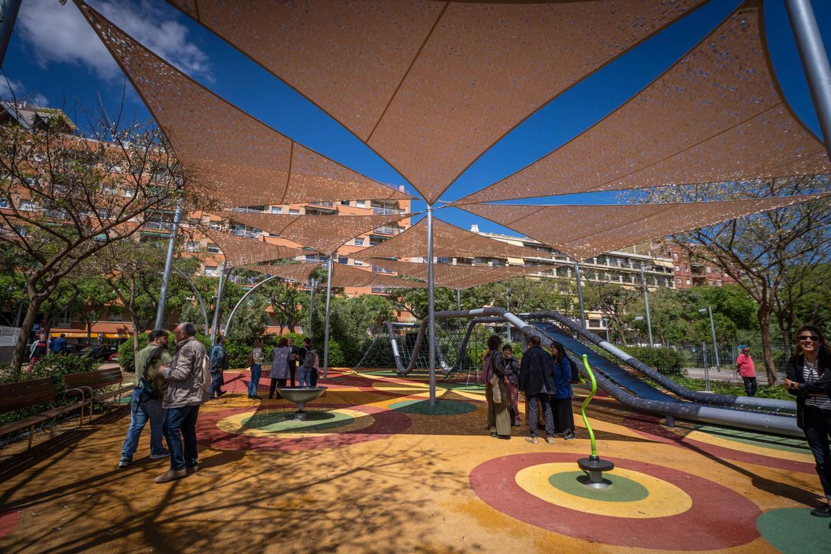 barcelona 07/05/2025 Barcelona El alcalde Jaume Collboni presenta el Programa d'Ombres, estrategia para instalar ombrage en diferentes espacios de la ciudad. - Area de juego infantil del parque d'Antoni Santiburcio. AUTOR: JORDI OTIX
