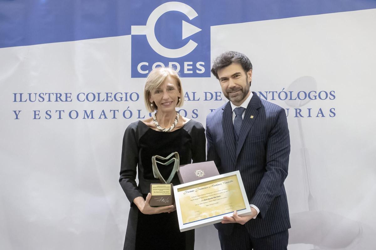 Jesús Frieyro, presidente del Colegio de Dentistas de Asturias, entrega la distinción a Sonsoles Olay.