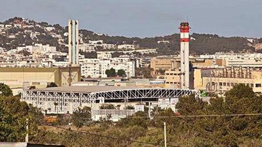 Las chimeneas de la central eléctrica de Endesa en Ibiza.