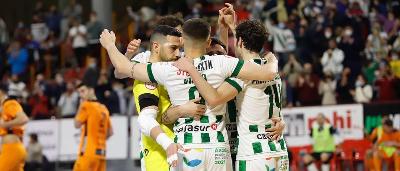 Los jugadores del Córdoba Futsal celebran un gol en Vista Alegre durante el pasado curso.