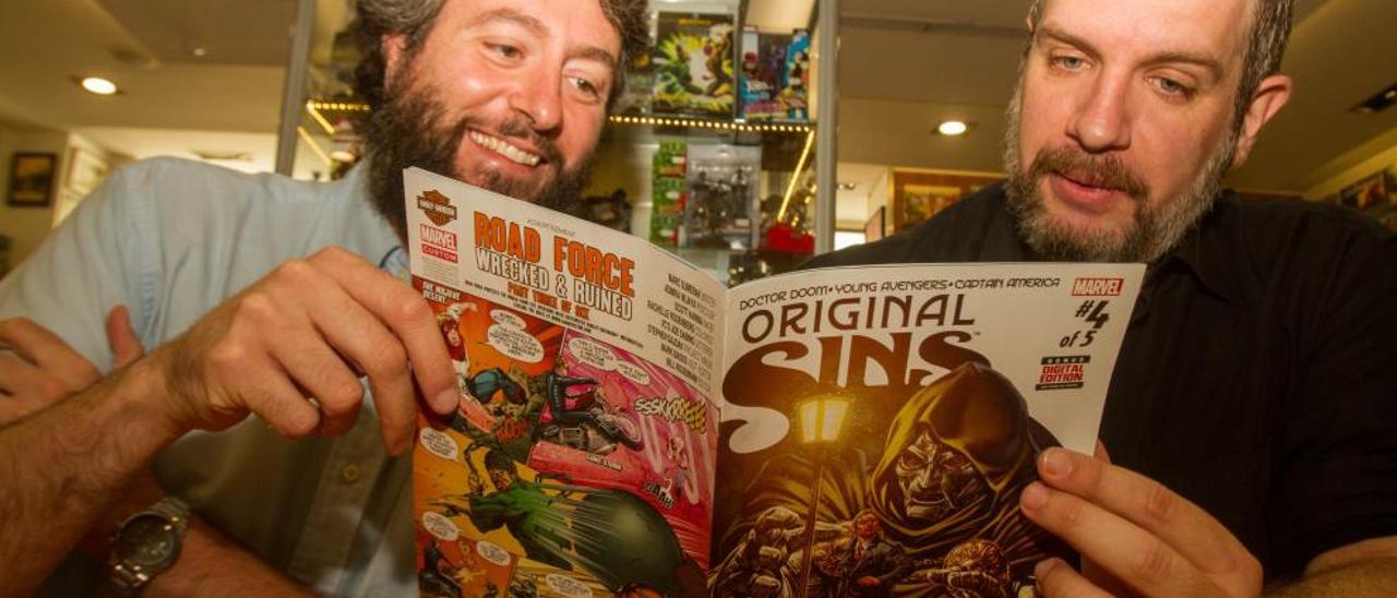 Pablo Durá (izq) y David Abadía leen la historia del Capitán América que publicaron con Marvel