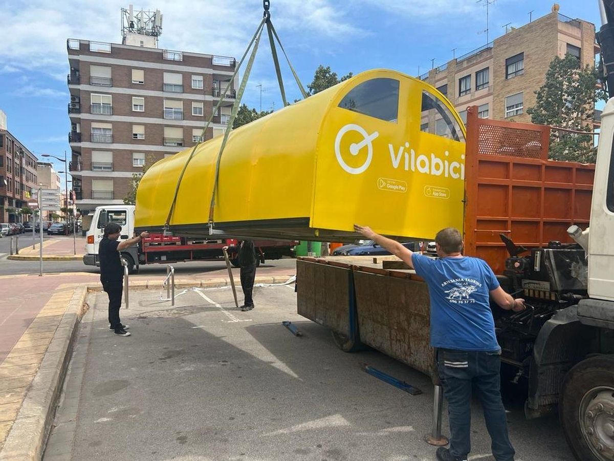 L’edil Ventura Chalmeta participa en la descàrrega d’una de les bases frente a la plaza del Llaurador.