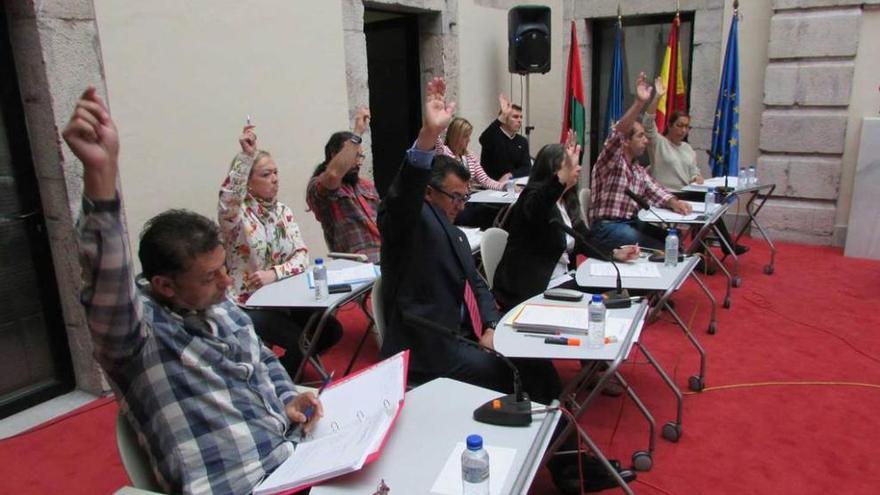 Los ediles de Foro, Vecinos x Llanes, PP e IU, ayer, votando a favor del desistimiento del PGOLL.