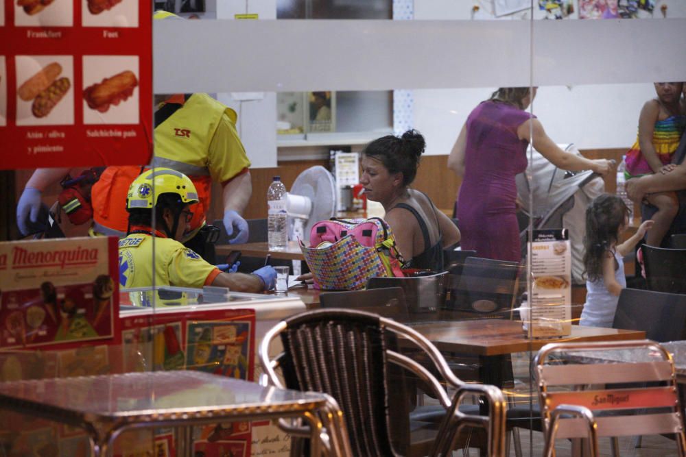 Un cotxe perd el control i atropella nou persones d'una terrassa de Girona