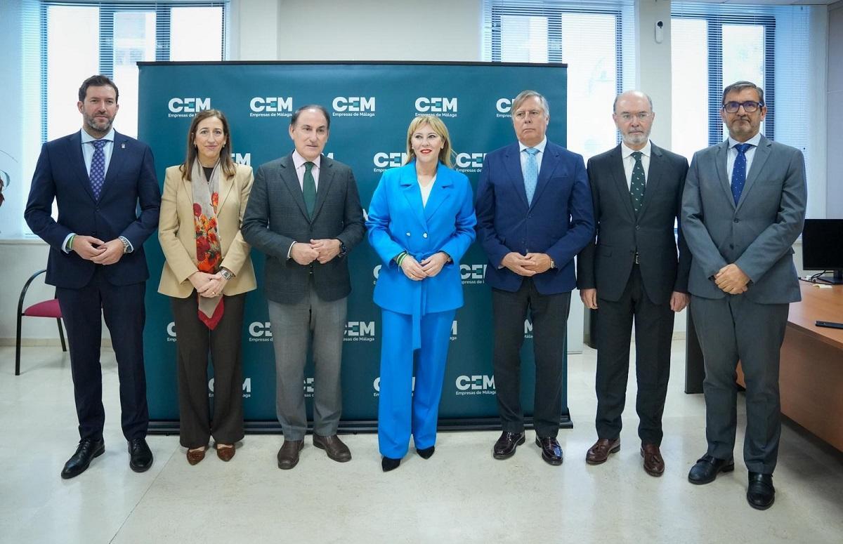 La consejera Carloina España, reunida con la CEA en la sede de la Confederación de Empresarios de Málaga (CEM).