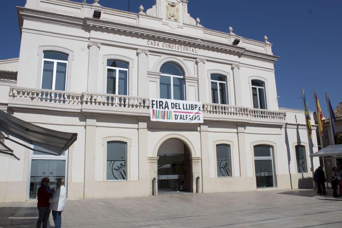El anuncio de la Feria del Libro en el ayuntamiento.