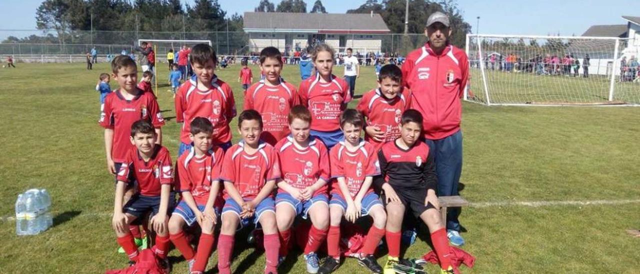 Uno de los equipos infantiles, posando durante un torneo en el campo del Este el lunes. reproducción de t. c.