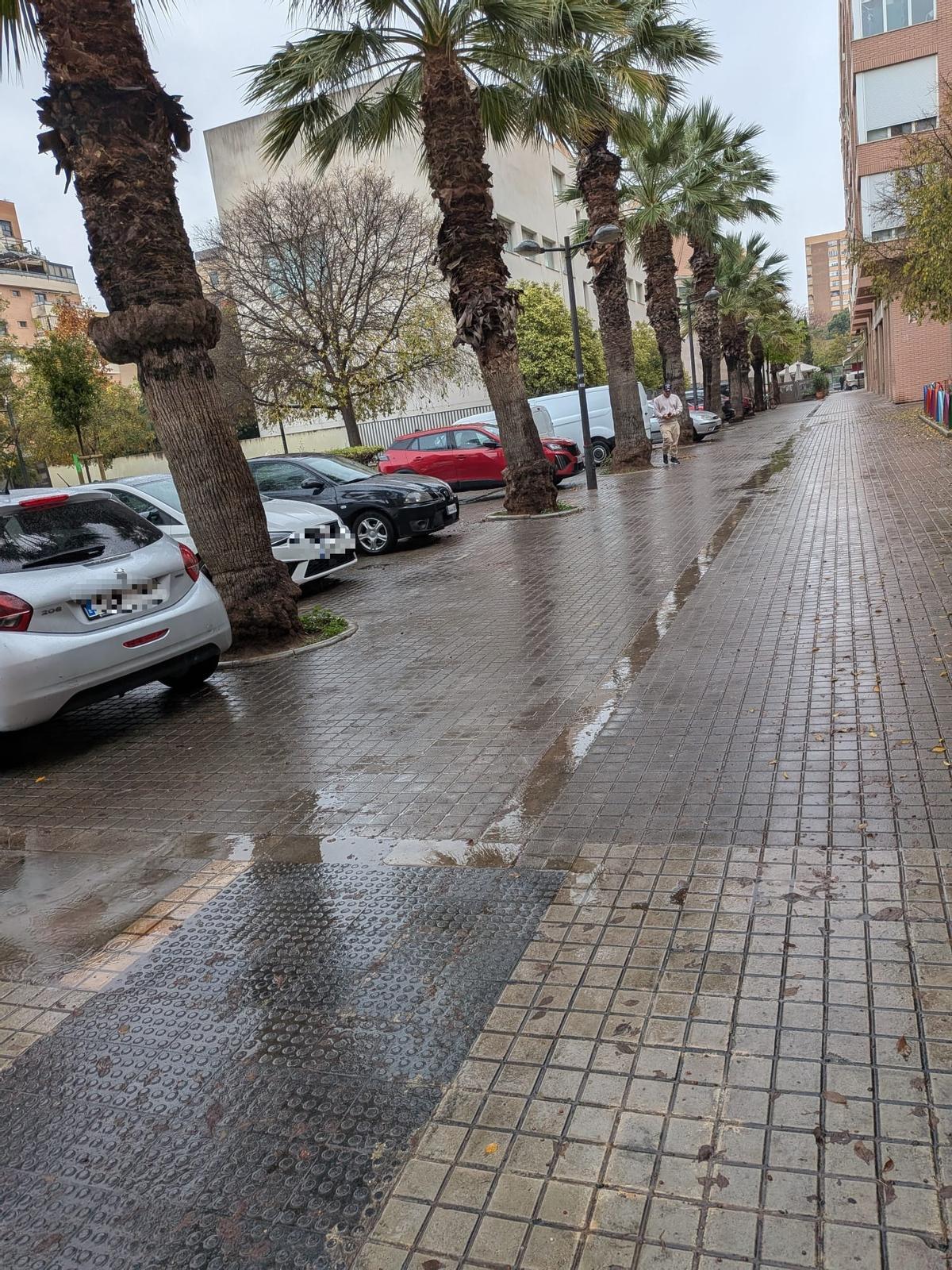 Coches aparcados en la zona peatonal de la "supermanzana" de Orriols.