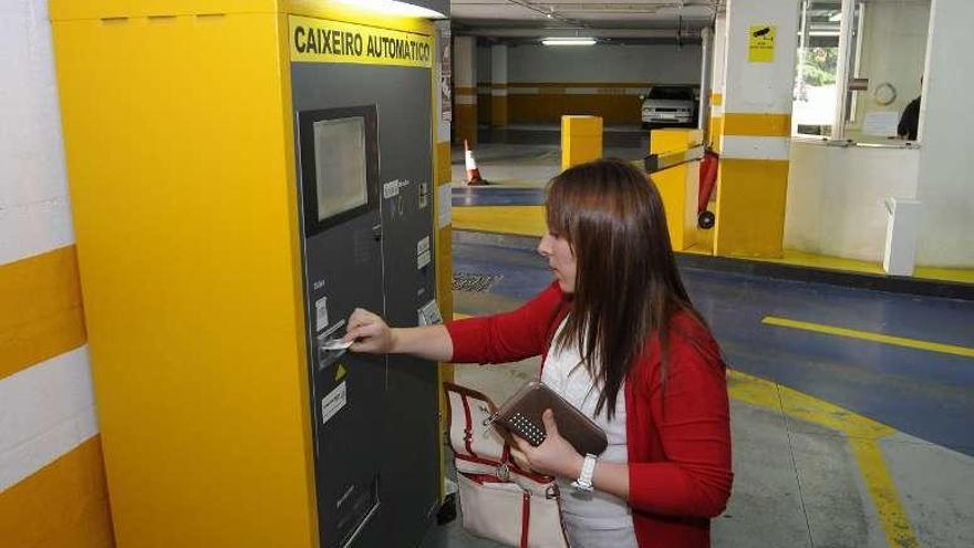 Una mujer efectúa el pago en un cajero automático. // Bernabé/Javier Lalín