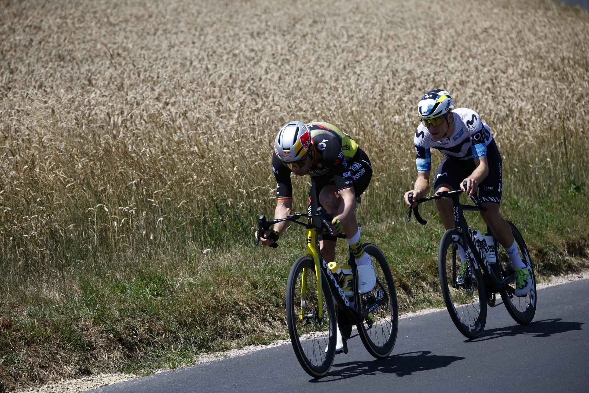 (France), 10/07/2025.- Belgian rider Wout Van Aert (L) of Team Visma-Lease a Bike and Spanish rider Pablo Castrillo (R) of Movistar Team in action during the 6th stage of the Tour de France cycling race over 201.5km from Bayeux to Vire Normandie, France, 10 July 2025. (Ciclismo, Francia) EFE/EPA/MARTIN DIVISEK