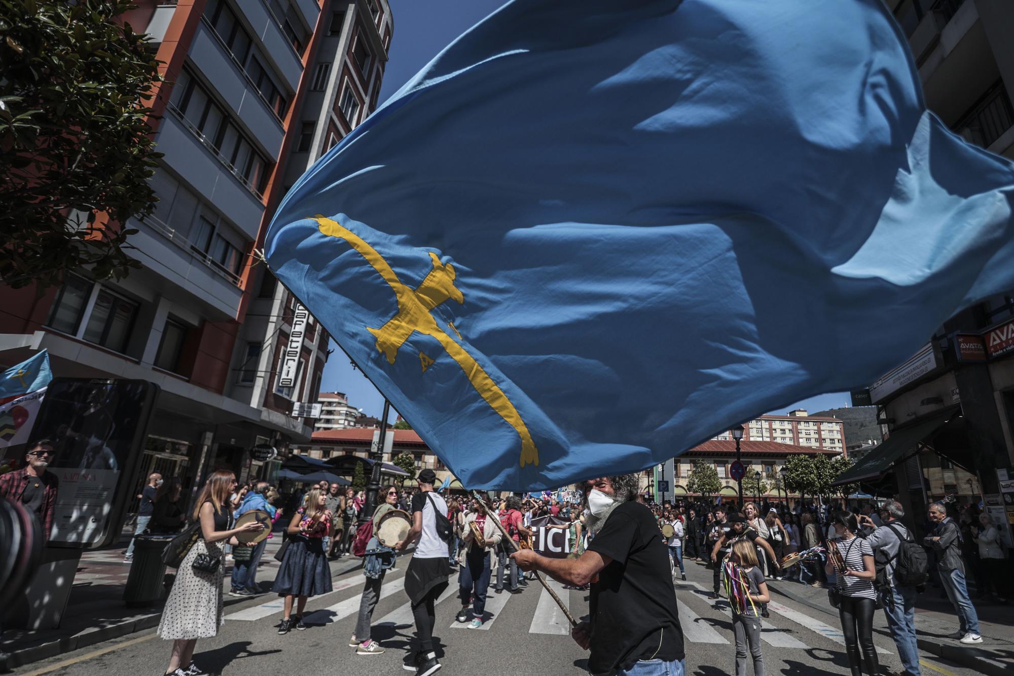 Multitudinaria manifestación por la oficialidad en Oviedo