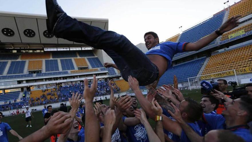 Arturo Elías, manteado tras el partido en Cádiz que supuso el ascenso a Segunda.