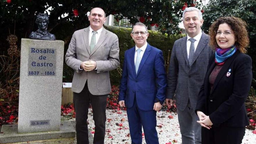 Anxo Angueira, Manuel González, Valentín García y Edita de Lorenzo, onte na presentación. // Faro