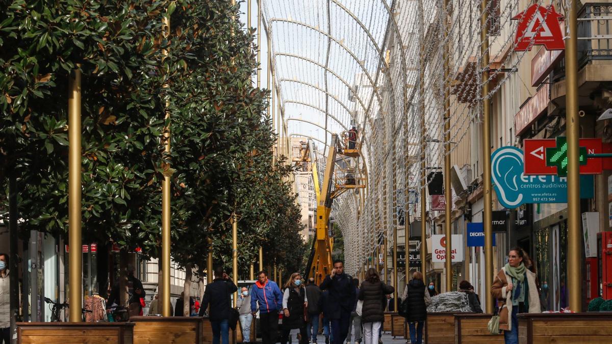 Montaje del gran arco de luz y sonido de la calle Cruz Conde, que se inaugurará este viernes 3 de diciembre a las 18.30 horas.