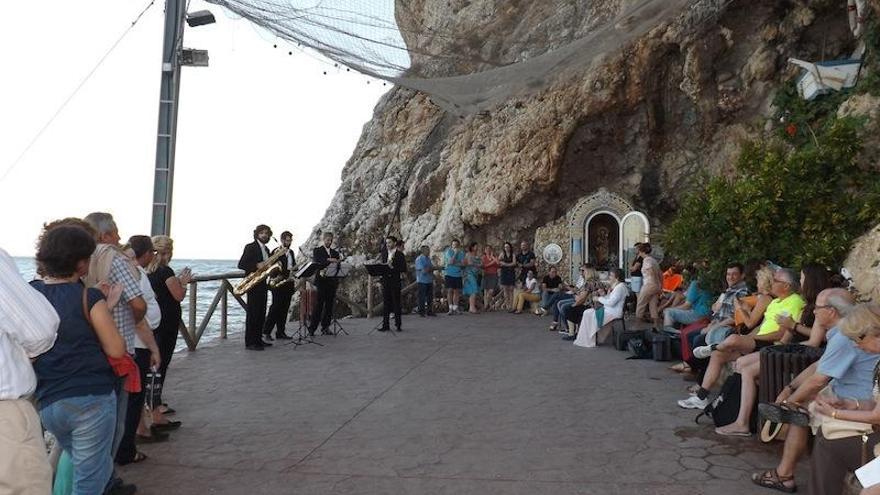 Música, junto al mar.