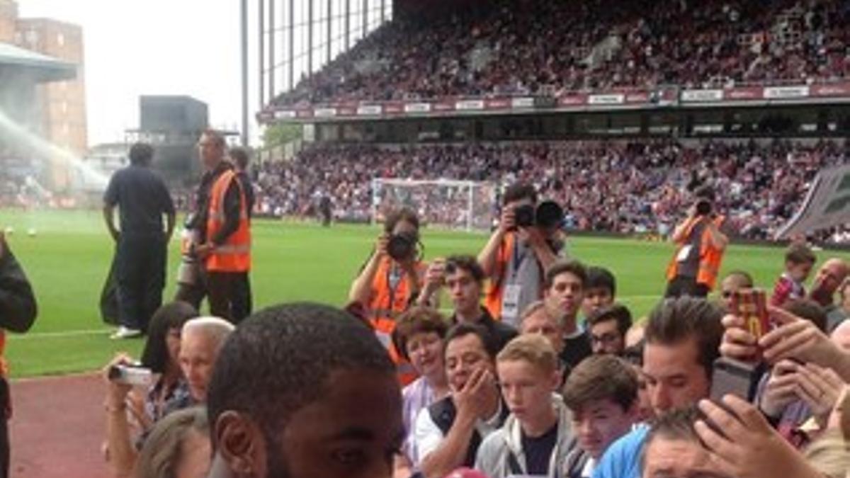 Song firma autógrafos en el campo del West Ham.