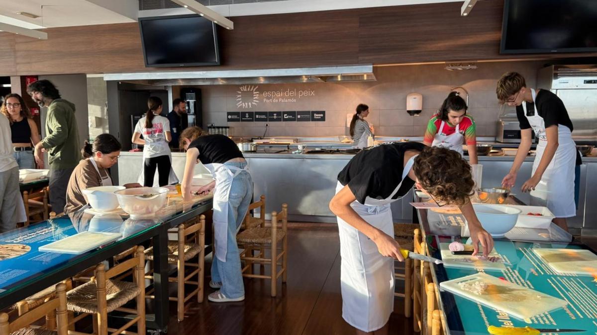 Participants en la primera jornada del concurs juvenil de cuina "Focs creuats" de Palamós.