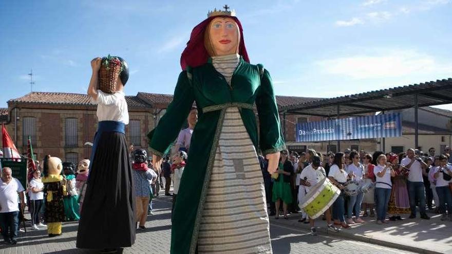 Gigantes y cabezudos de Corrales del Vino.