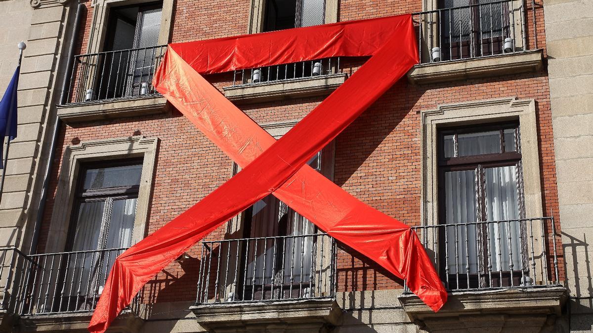 Lazo rojo que luce la fachada del Ayuntamiento de Zamora