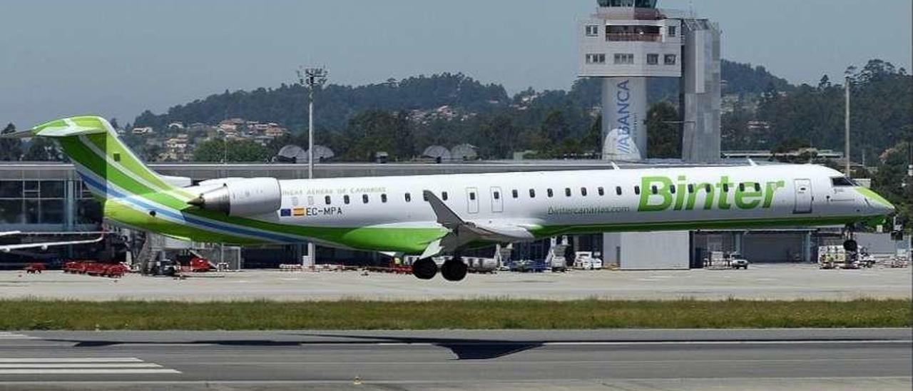 Un avión de Binter despegando del auropuerto de Peinador. // Álvaro Fernández