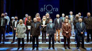 El escenario del Romea donde se presentó Àfora con los protagonistas de la noche y representantes de la cultura. En primera los fundadores de Focus con Ada Colau y Pere Aragonès.