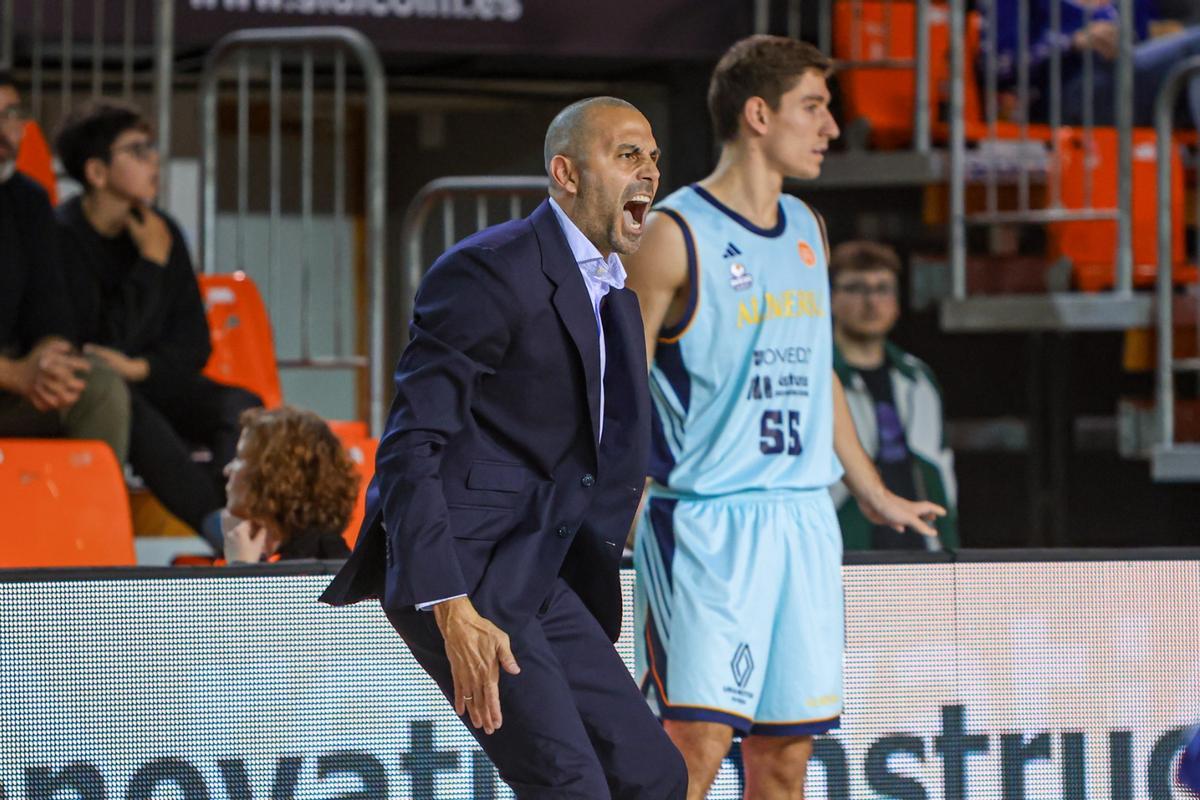 Javi Rodríguez da indicaciones en el partido del Alimerka Oviedo Baloncesto en el campo del Fuenlabrada, con Lobaco al fondo