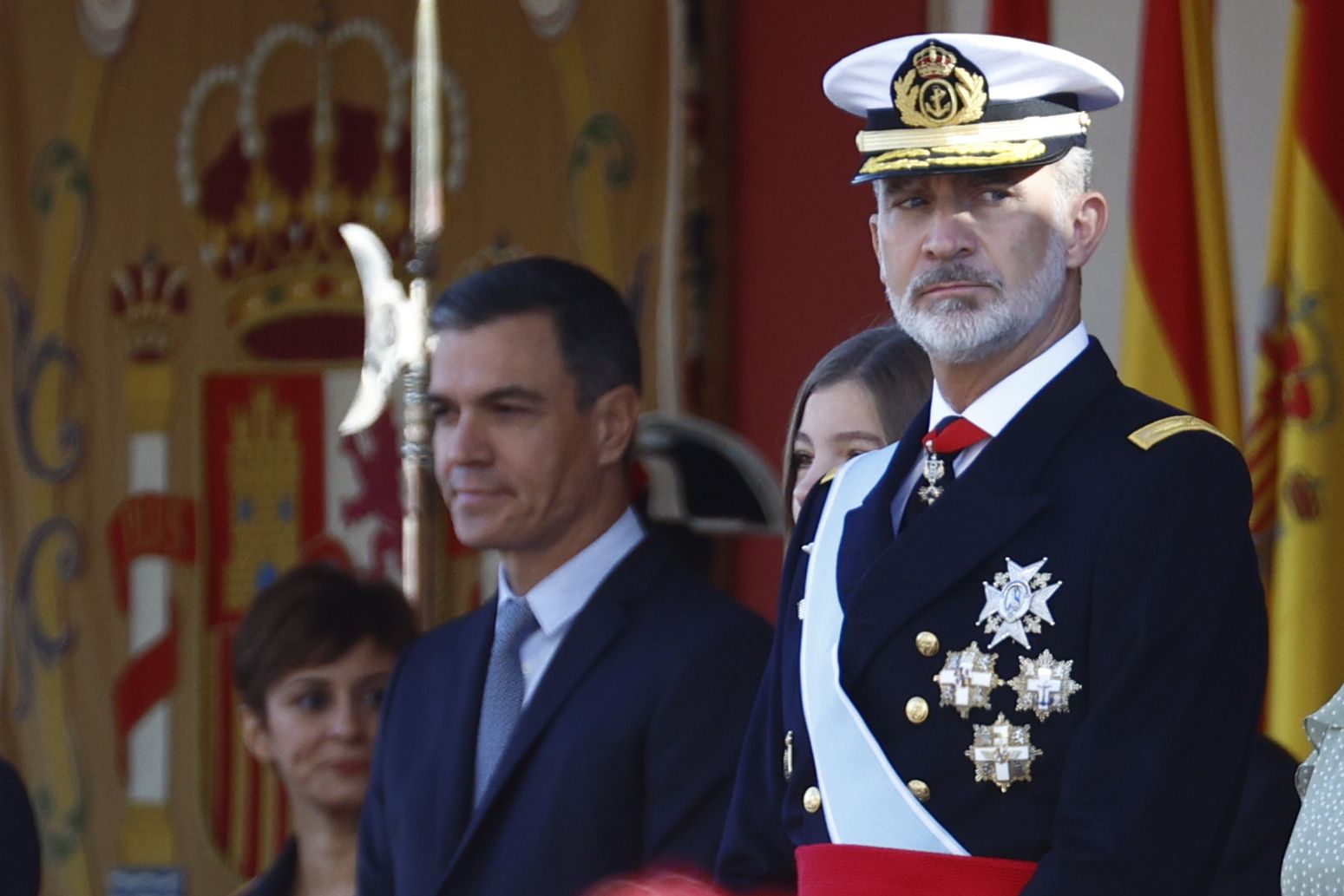 El rey Felipe VI preside el desfile del Día de la Fiesta Nacional, este miércoles, en Madrid, acompañado por la infanta Sofía (2d) y por el presidente del Gobierno, Pedro Sánchez.