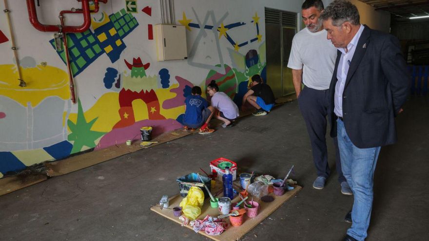 Participantes pintando ayer la pared del Pazo da Cultura.