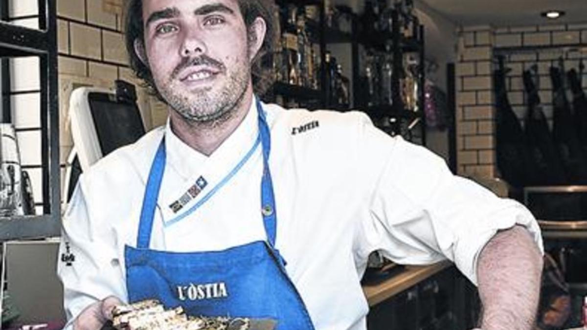 Antonio Ferreiro, del restaurante L'Òstia, con una coca de sardinas.