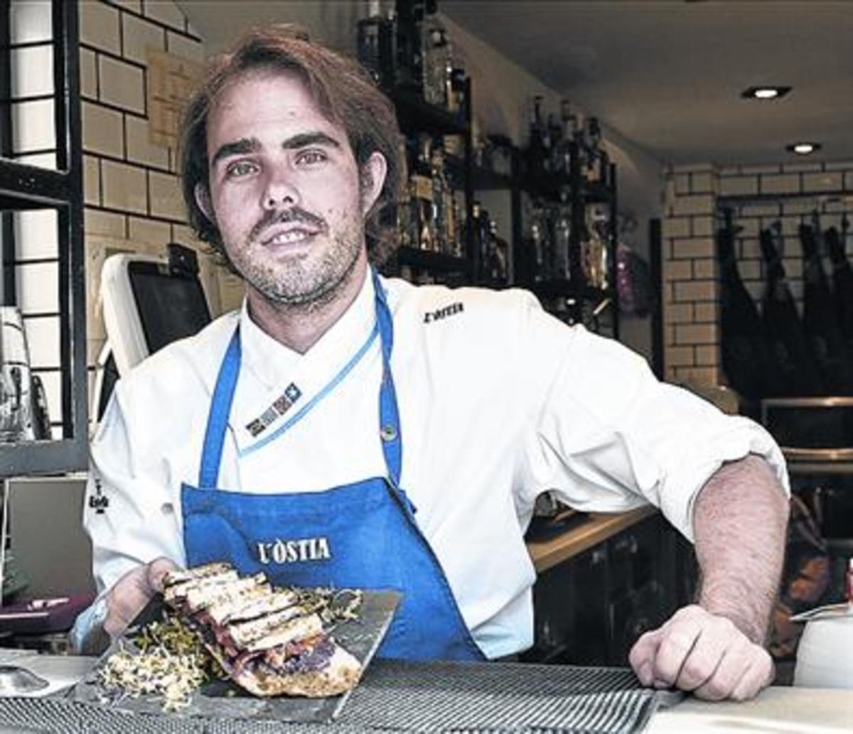 Antonio Ferreiro, del restaurant L’Òstia, amb una coca de sardines.