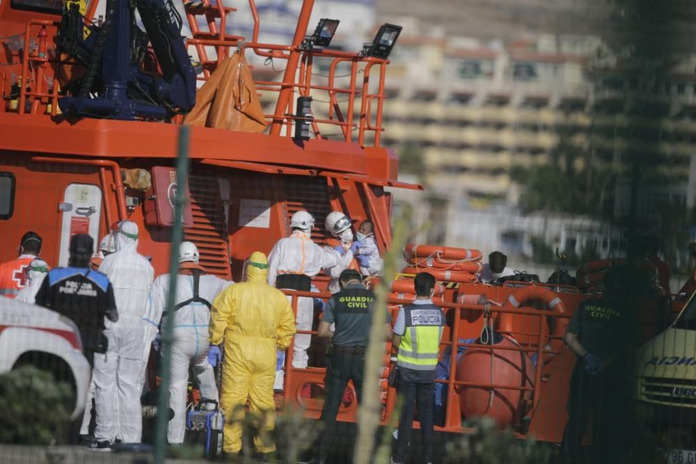 Desembarco de irregulares en Los Cristianos patera coronavirus  | 31/03/2020 | Fotógrafo: Delia Padrón