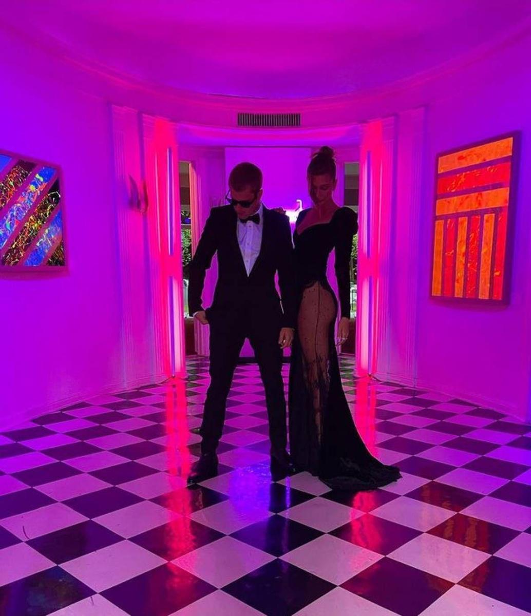Justin Bieber y Hailey Baldwin, con vestido de Alessandra Rich, en el evento benéfico Freedom Art Experience