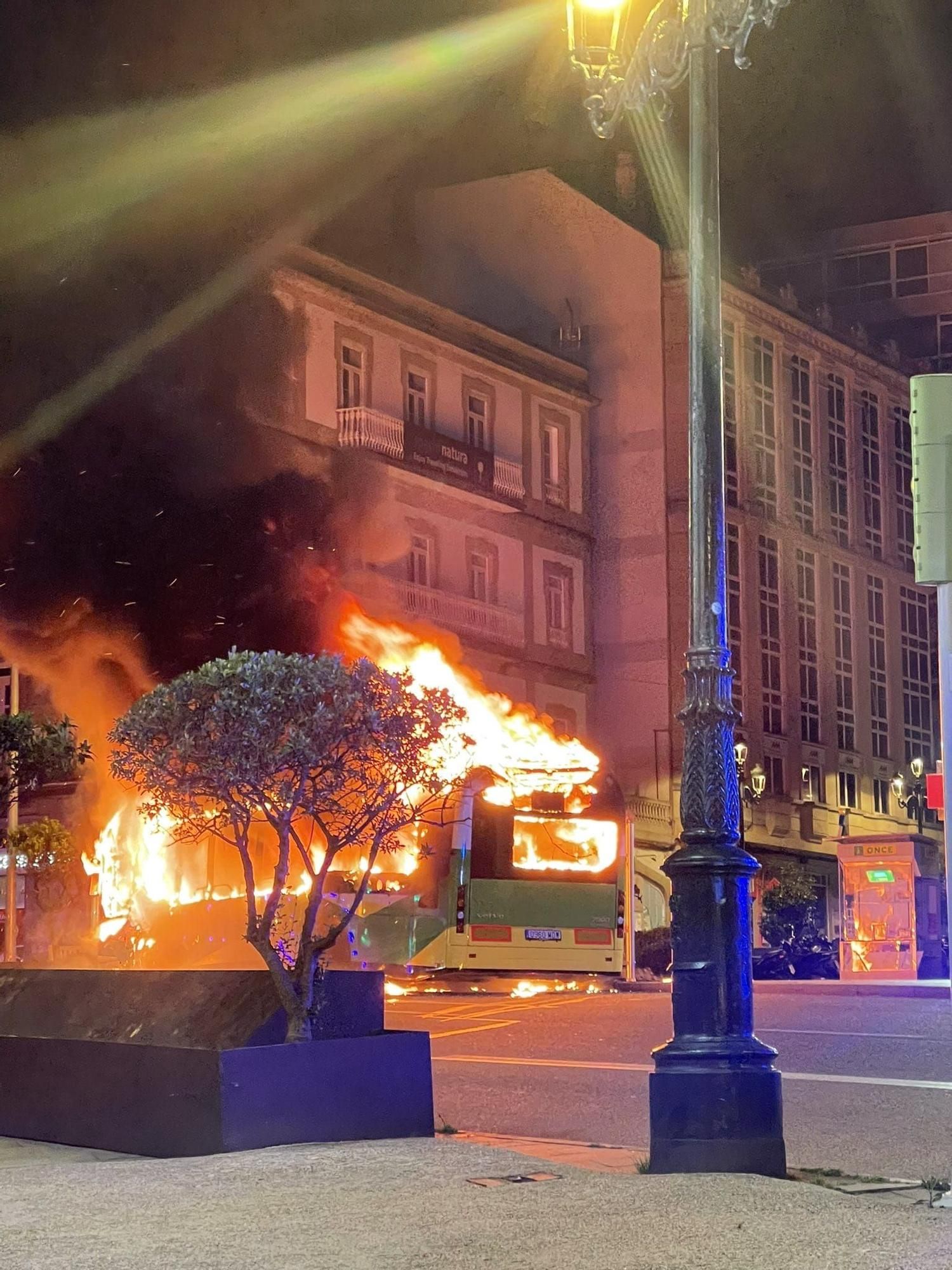 Incendio en un autobús en pleno centro de Vigo