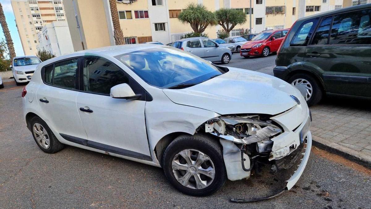 El vehículo sustraído que colisionó contra otros cuatro coches en la Vega de San José.