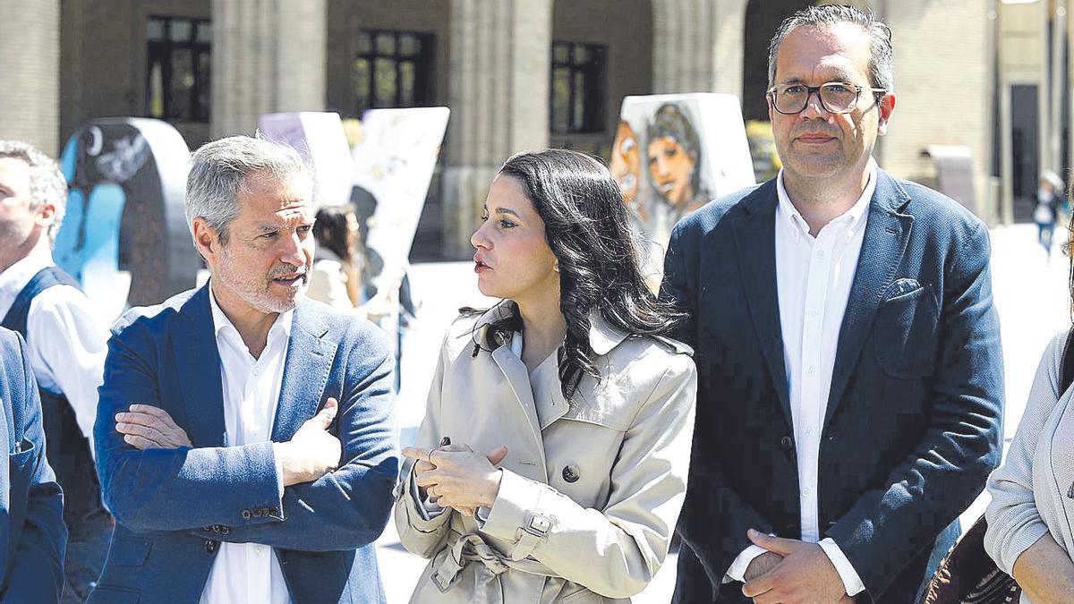Daniel Pérez, Inés Arrimadas y Carlos Ortas, en la campaña del 28M.