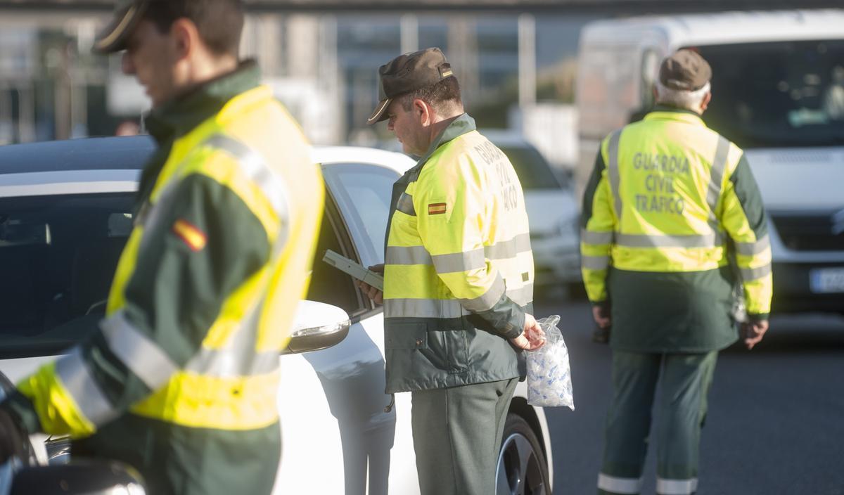 Agentes de la Guardia Civil en un control de alcoholemia.