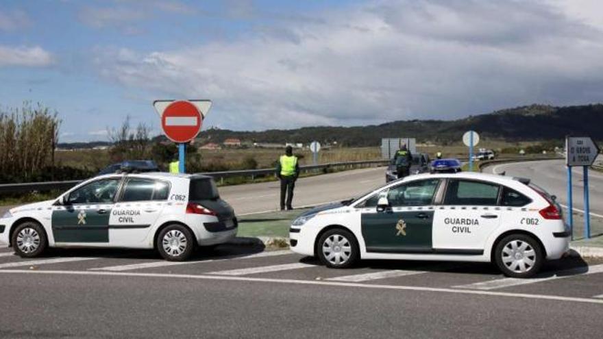 Dos de los vehículos participantes en el control efectuado ayer en A Lanzada.  //  Muñiz