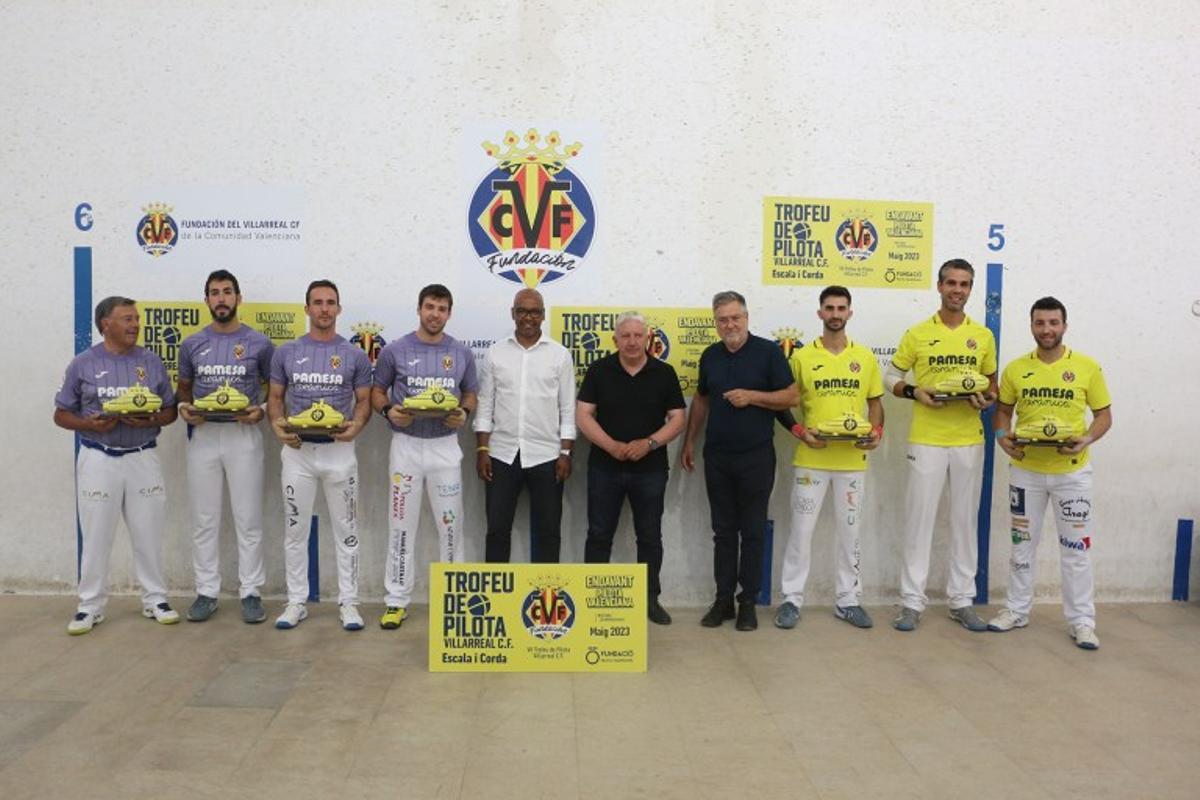 La setena edició del Trofeu Villarreal CF va concloure ahir al trinquet de la mateixa localitat amb victòria en la final de De la Vega, Nacho i Bueno, que van deixar en 35 a Marc, Javi i Monrabal II.