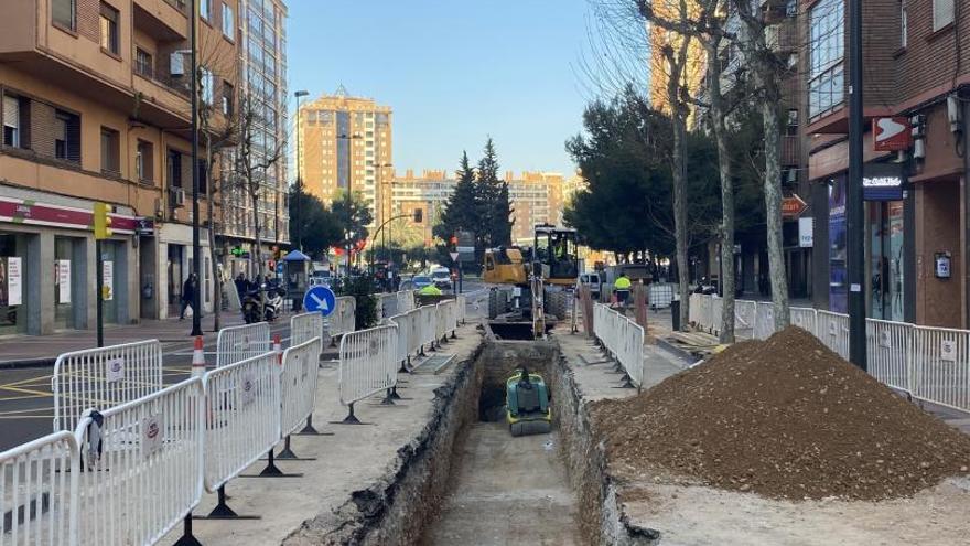 Obras en el tramo final de la avenida de Madrid, en sentido hacia Los Enlaces, donde se sustituirá la tubería.